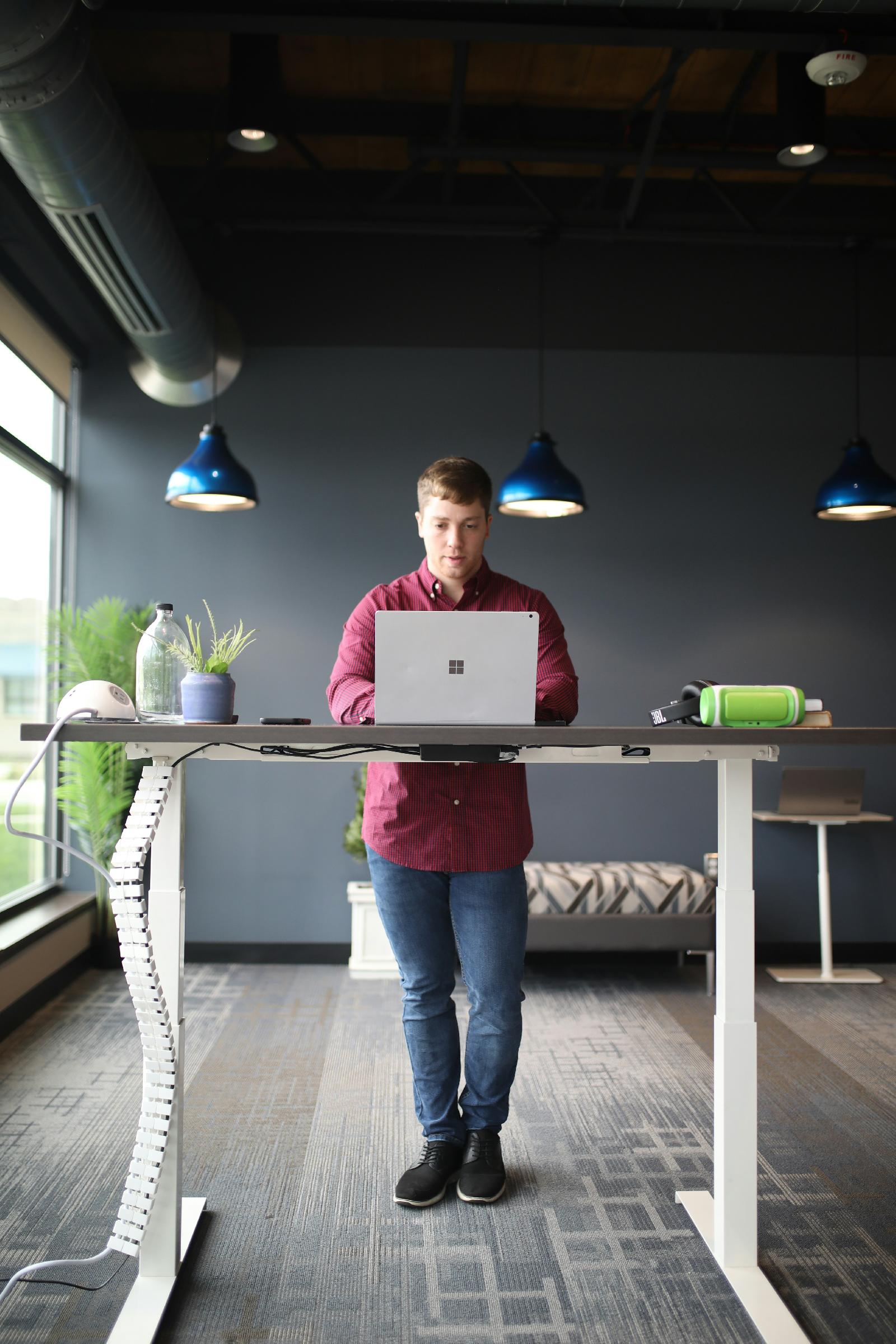 Optimisez votre bien-être et votre productivité : L’art d’alterner entre position assise et debout au travail